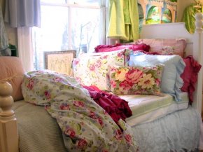 Фото 1 - Состаренная деревянная кровать в изобилии цветастого текстиля